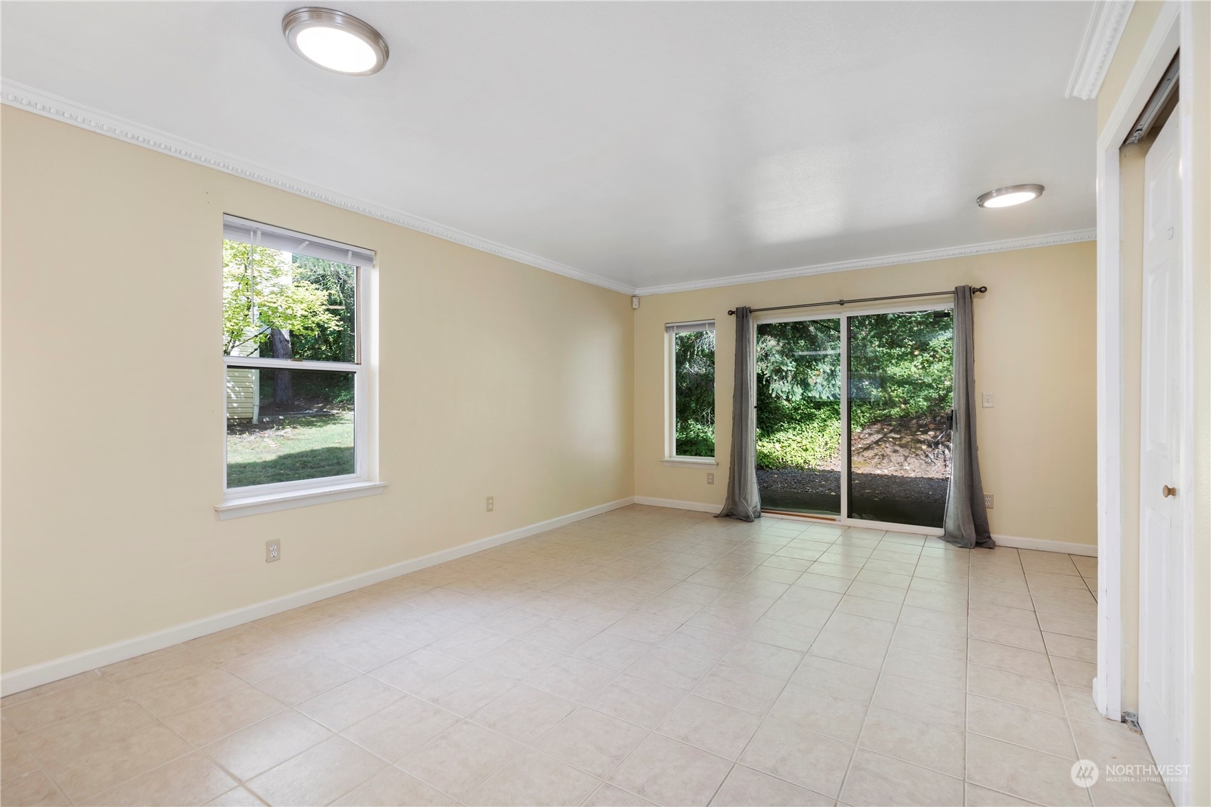 833 Southwest Sunset Boulevard, Unit M58 Renton, WA 98057 - Photo 4 of 24 an empty room with windows and view