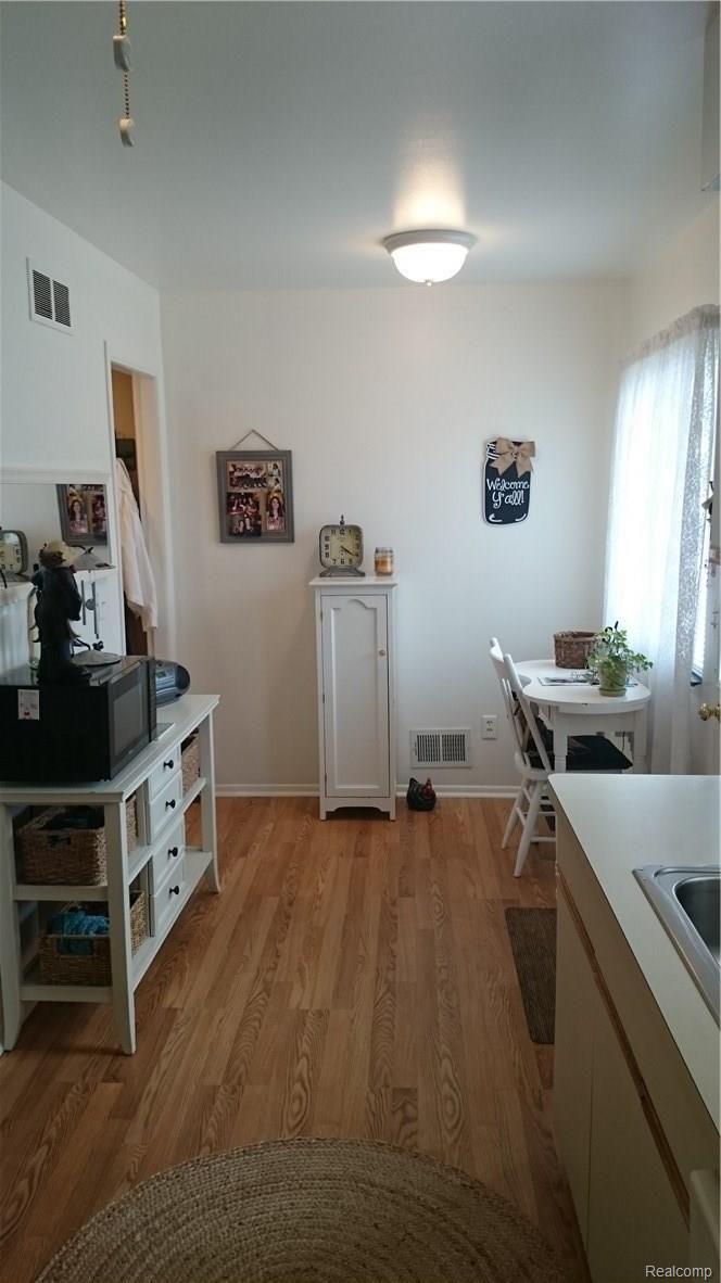 417 Baldwin Avenue, Unit 13 Rochester, MI 48307 - Photo 6 of 28 Kitchen/Breakfast nook