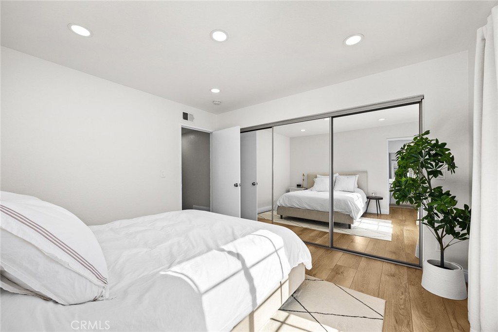 154 North Meridith Avenue, Unit 8 Pasadena, CA 91106 - Photo 19 of 31 a bedroom with a large bed and a potted plant