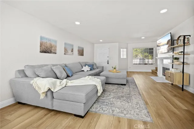 $738,000 | 154 North Meridith Avenue, Unit 8, Pasadena, CA 91106