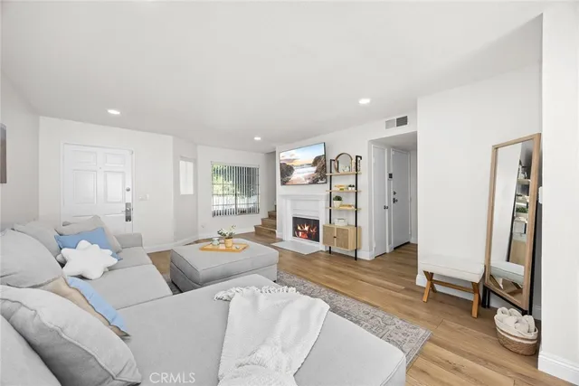 $738,000 | 154 North Meridith Avenue, Unit 8, Pasadena, CA 91106