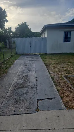 a view of a backyard