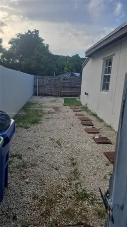 a view of a backyard