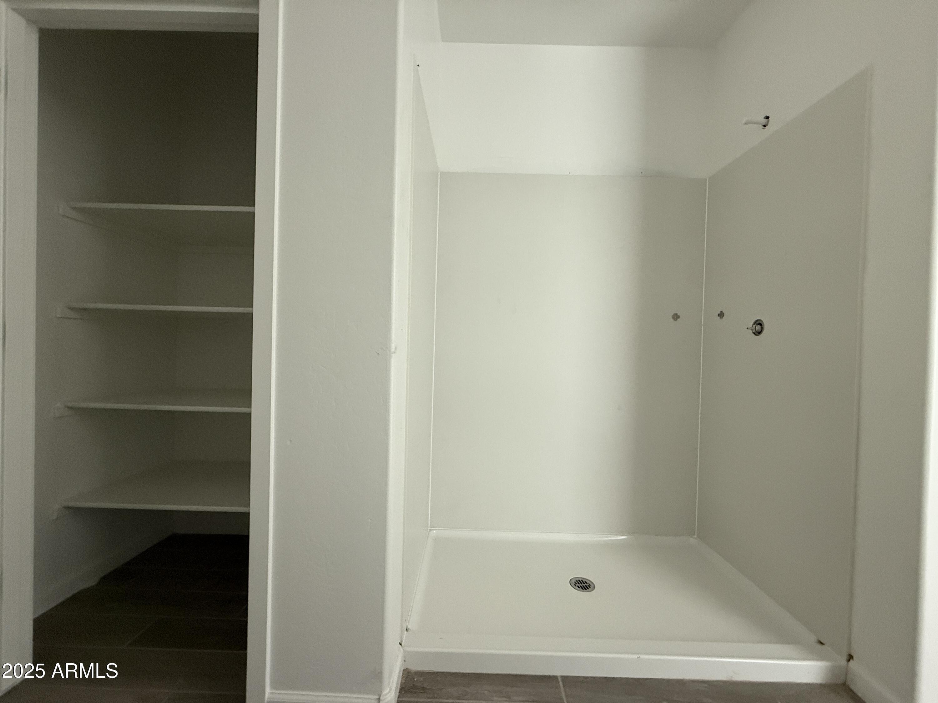 9627 West Tamarisk Avenue Tolleson, AZ 85353 - Photo 29 of 42 a bathroom with a bathtub