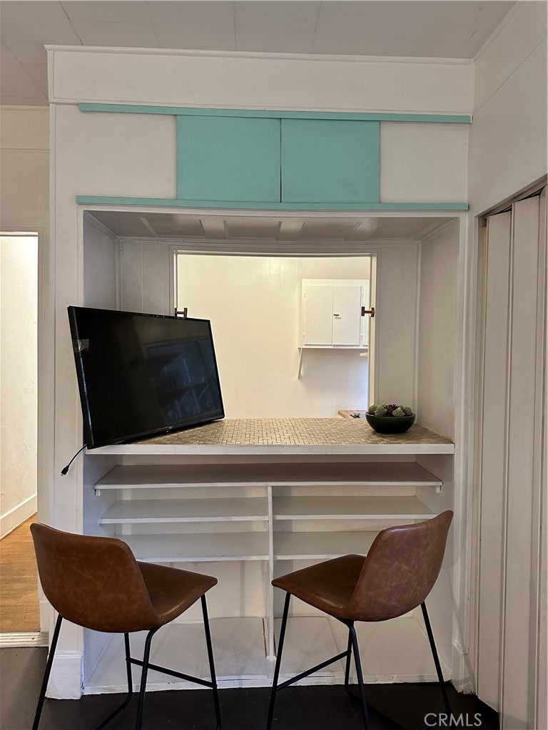 30 Dudley Avenue, Unit 6 Venice, CA 90291 - Photo 12 of 19 a kitchen with a table and chairs