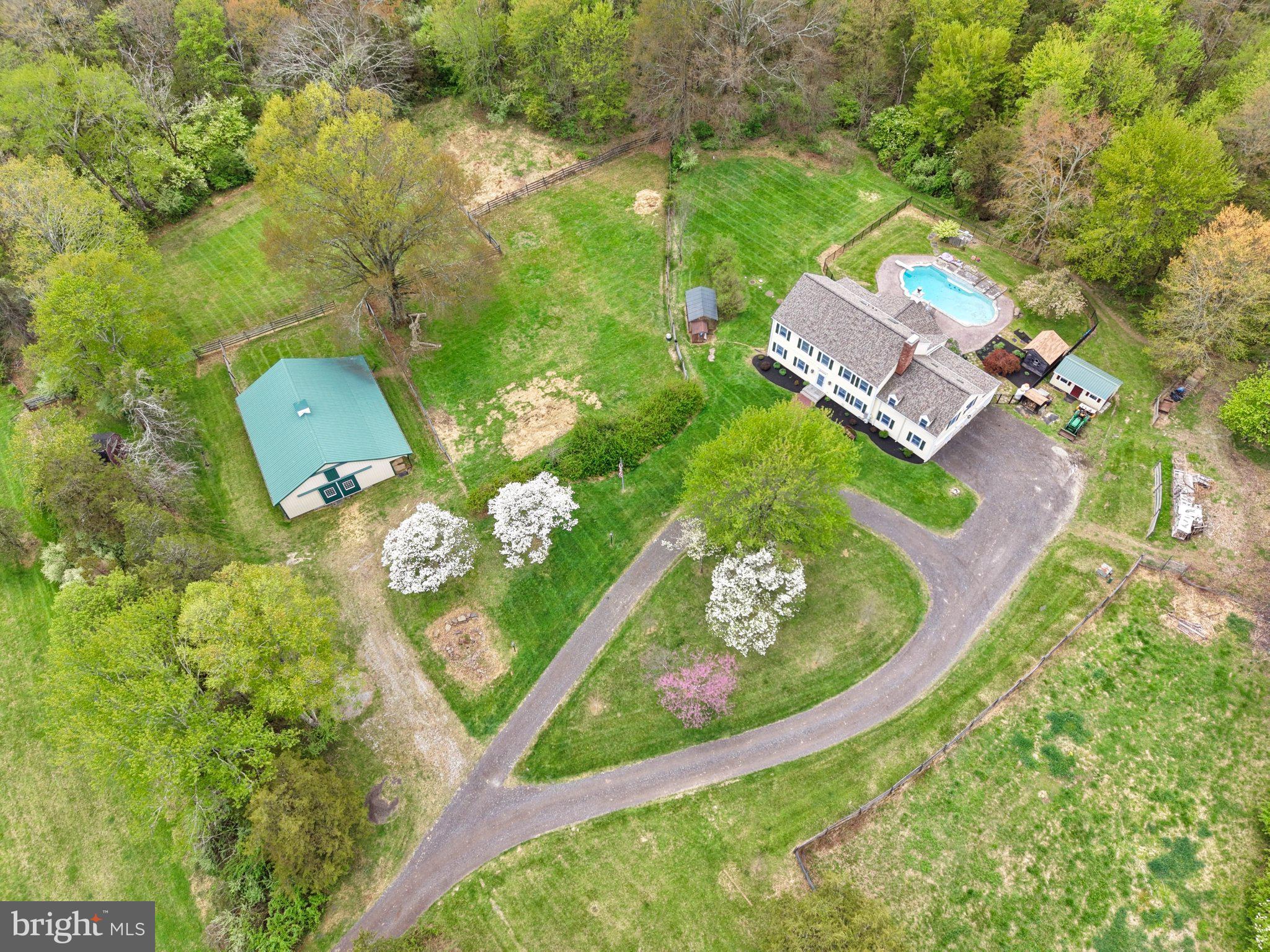 Serene countryside retreat with 7stall barn & pool