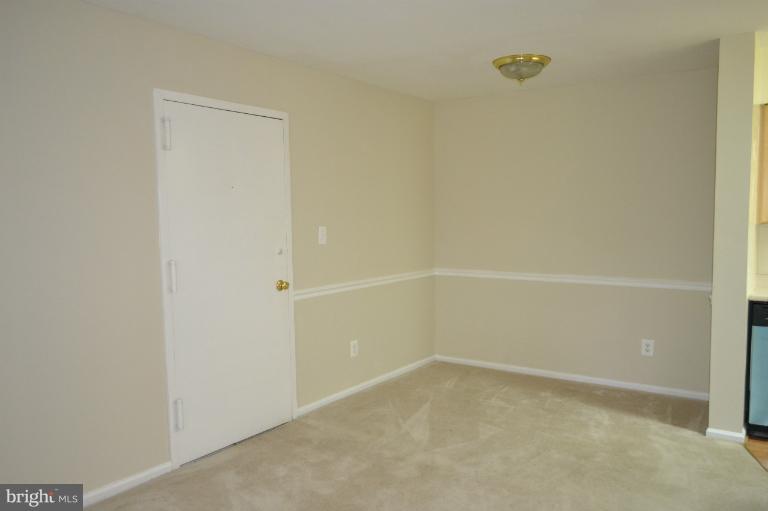 5905 Kingsford Road, Unit 390 Springfield, VA 22152 - Photo 3 of 8 Living Room