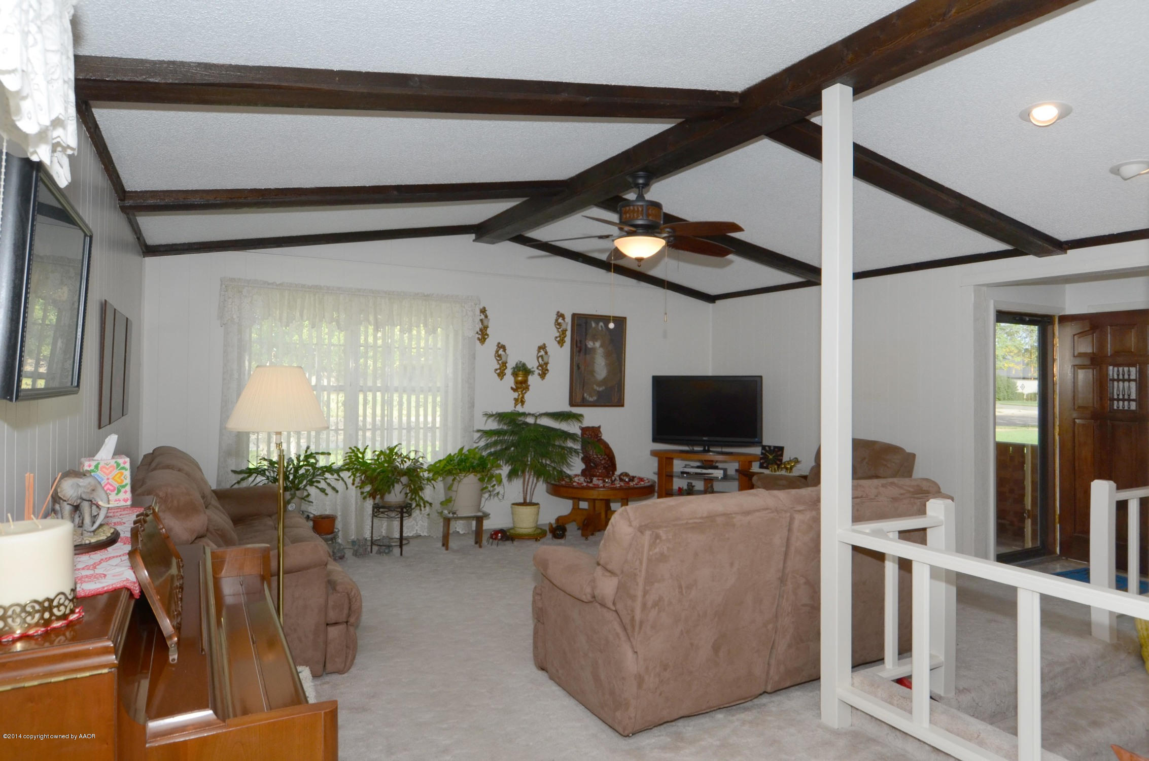 6507 Garwood Road Amarillo, TX 79109 - Photo 4 of 20 a living room with furniture and a flat screen tv