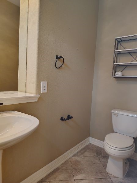 25211 Pineglen Terrace Drive Spring, TX 77389 - Photo 8 of 40 Powder bathroom