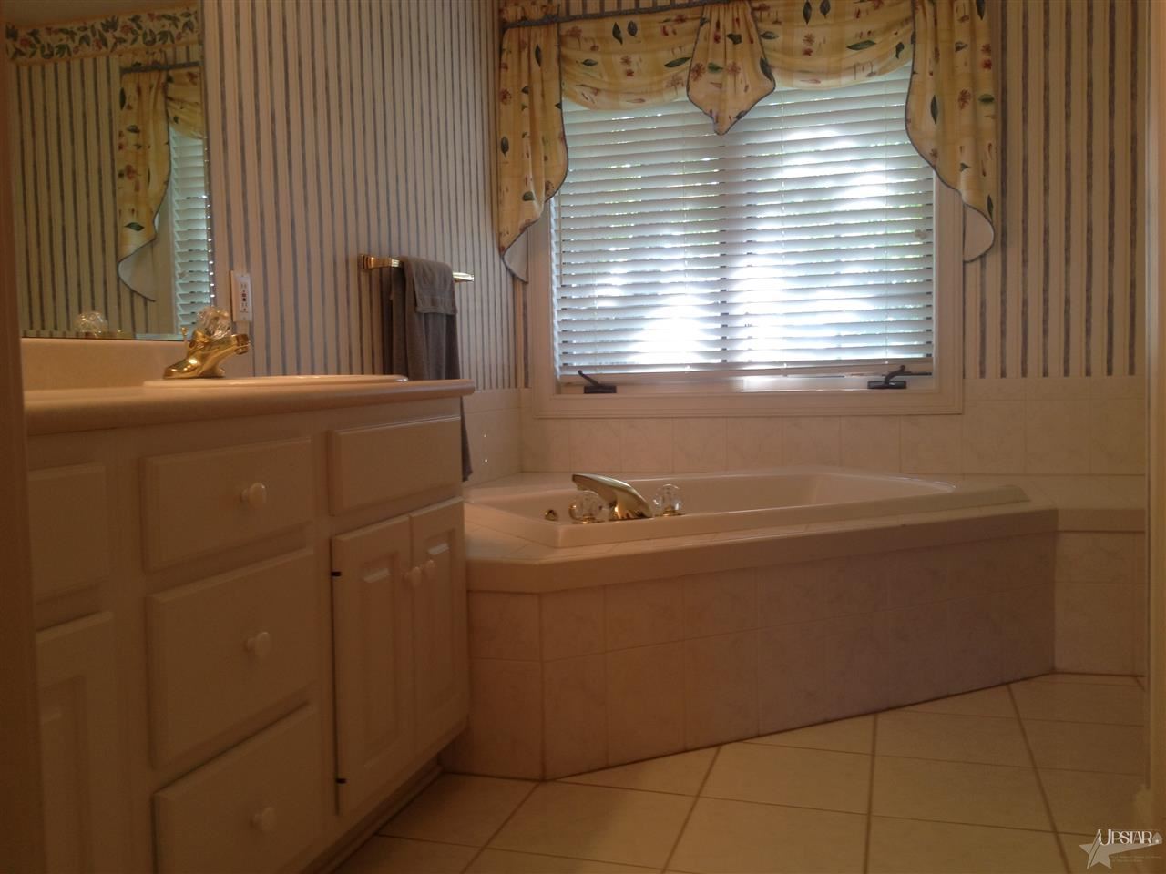 301 Hunters Ridge Auburn, IN 46706 - Photo 17 of 30 Gallery Image 17