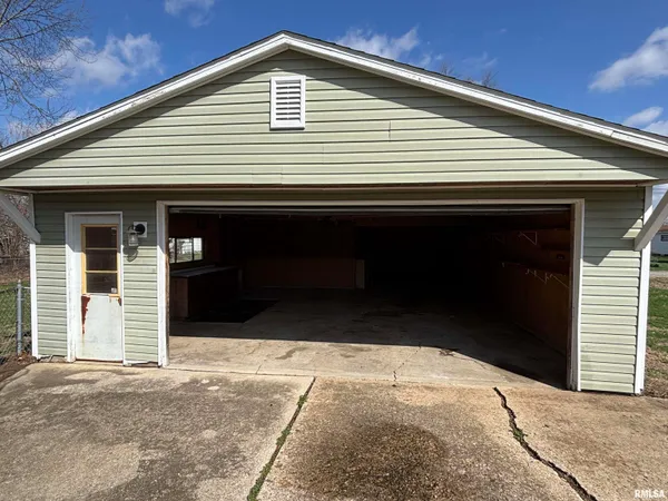 $159,900 | 1025 West Rich Street, Taylorville, IL 62568
