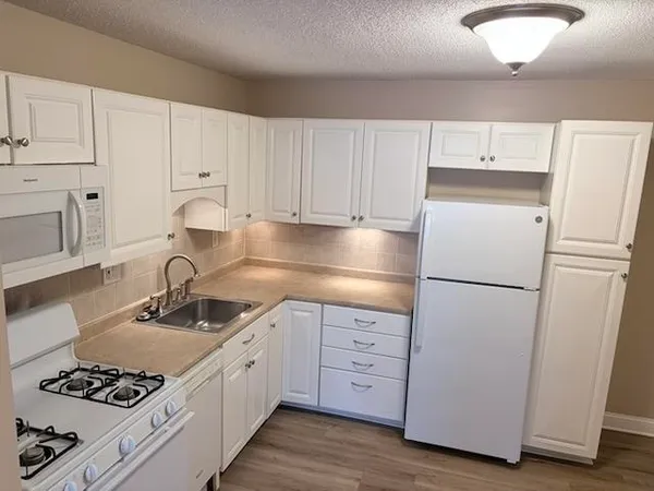 $1,950 | 4 Lancelot Court, Unit 8, Salem, NH 03079