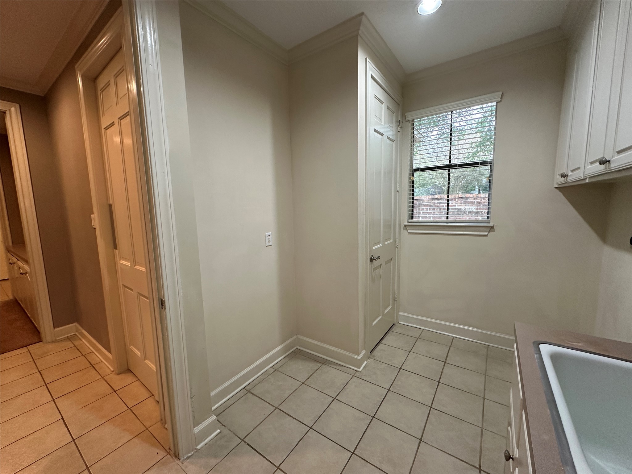 7710 Post Bridge Road Spring, TX 77389 - Photo 20 of 38 a view of an empty room with window and cabinet