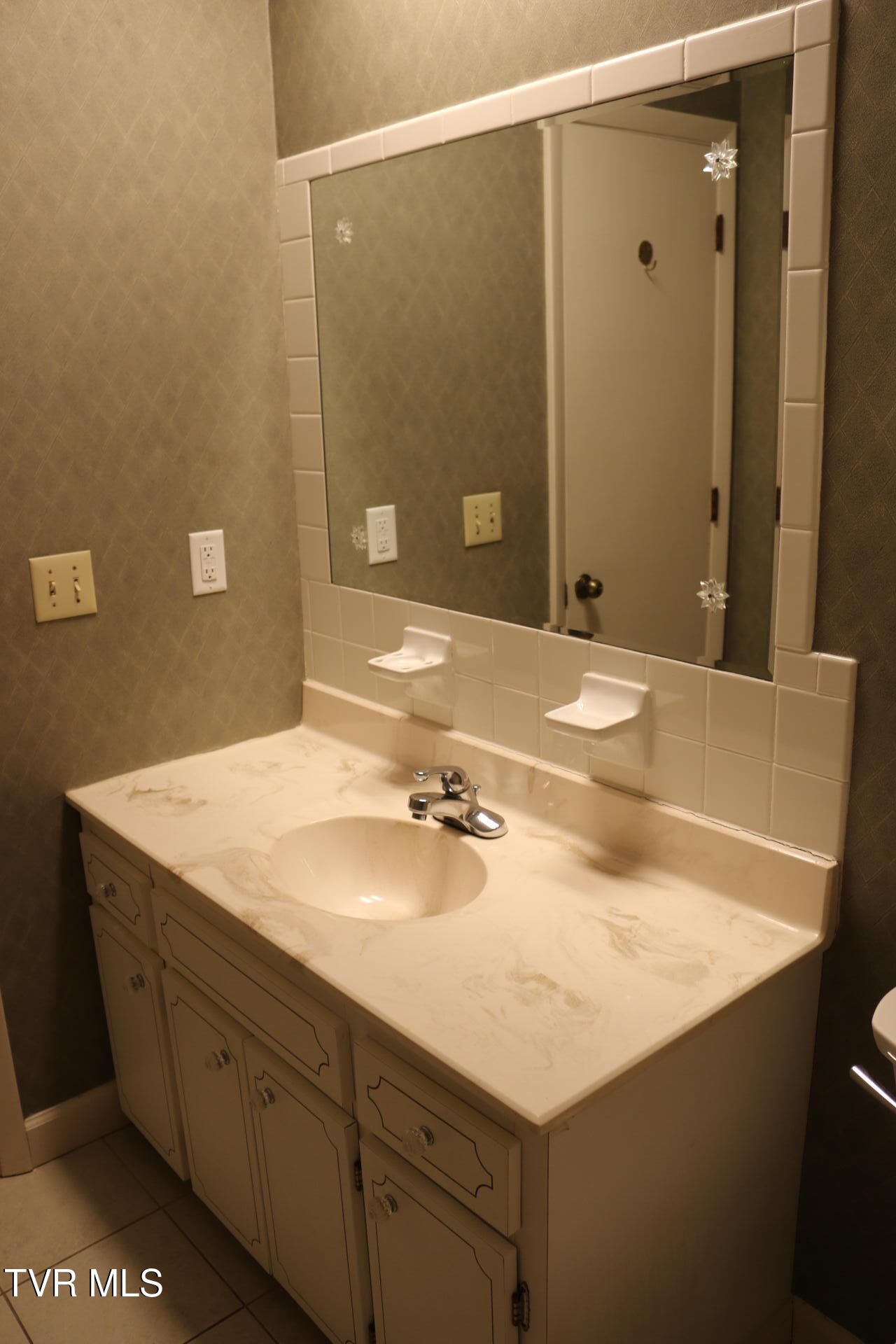 2121 Hickory Springs Road, Unit 2121 Johnson City, TN 37604 - Photo 23 of 51 Upstairs Bathroom