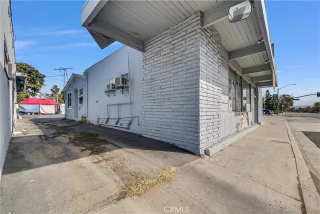 a view of a front door and outdoor space