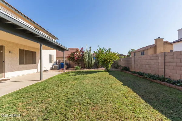 a view of a backyard with pathway