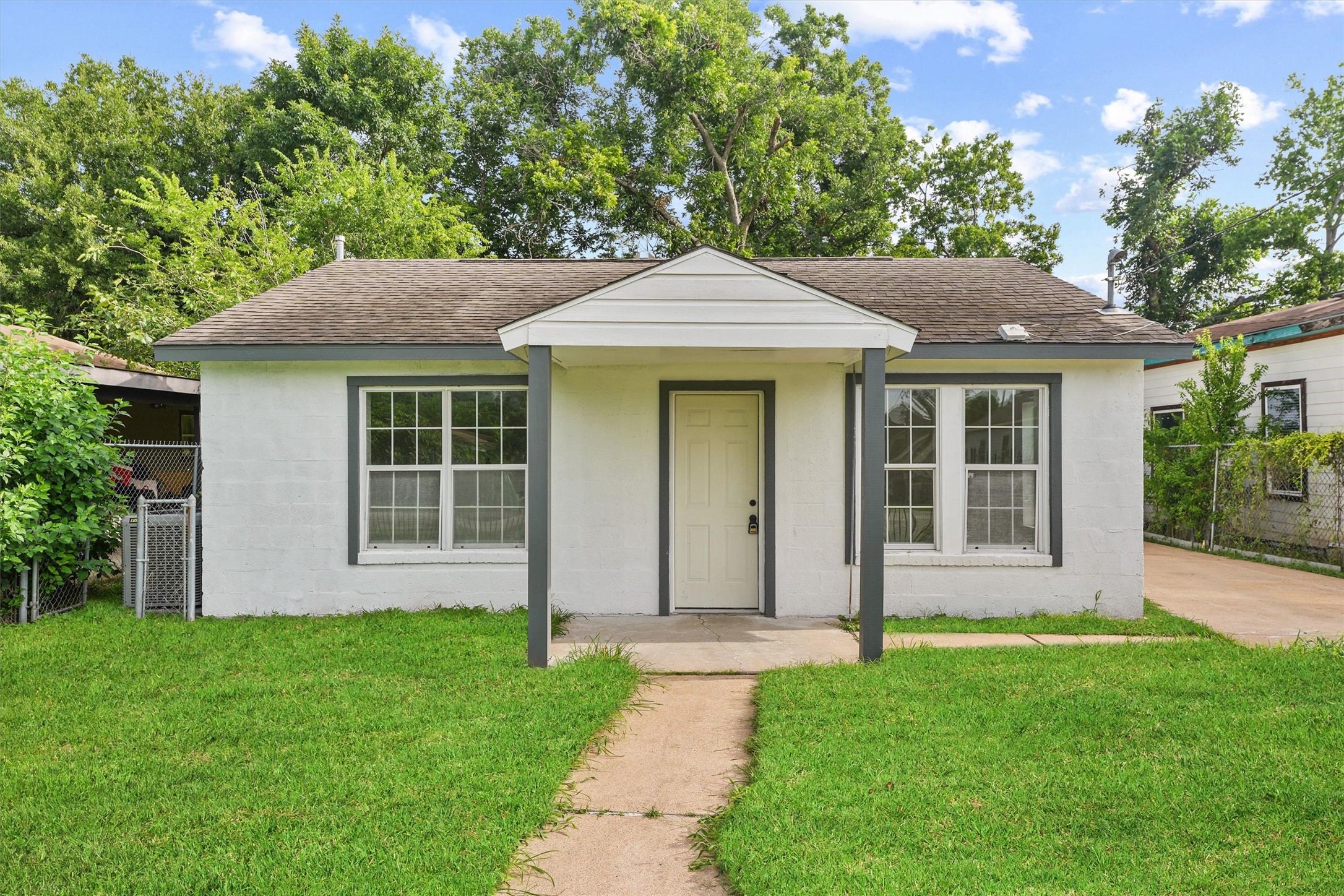 a view of a house with a yard