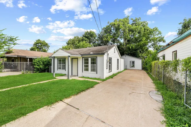 a view of house with garden
