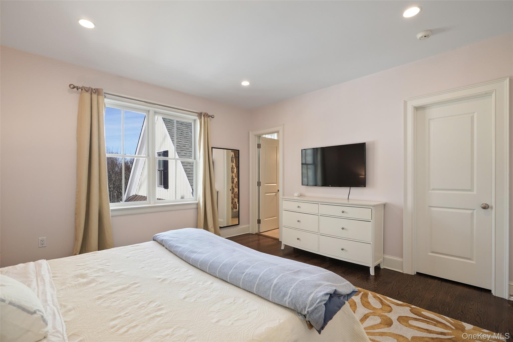 7 Emerald Woods Tarrytown, NY 10591 - Photo 20 of 34 Second bedroom with ensuite bath