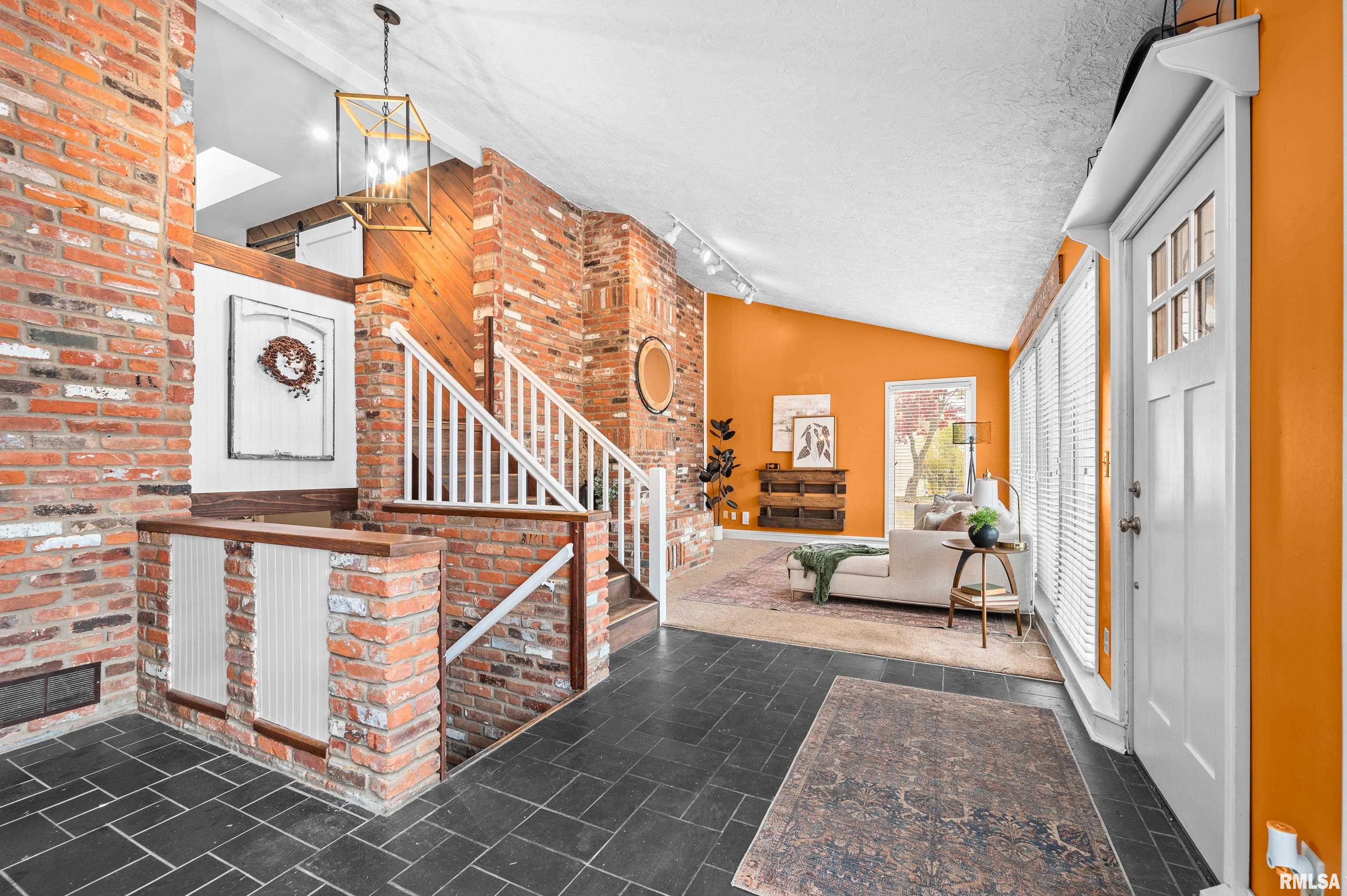 4723 28th Avenue Moline, IL 61265 - Photo 4 of 42