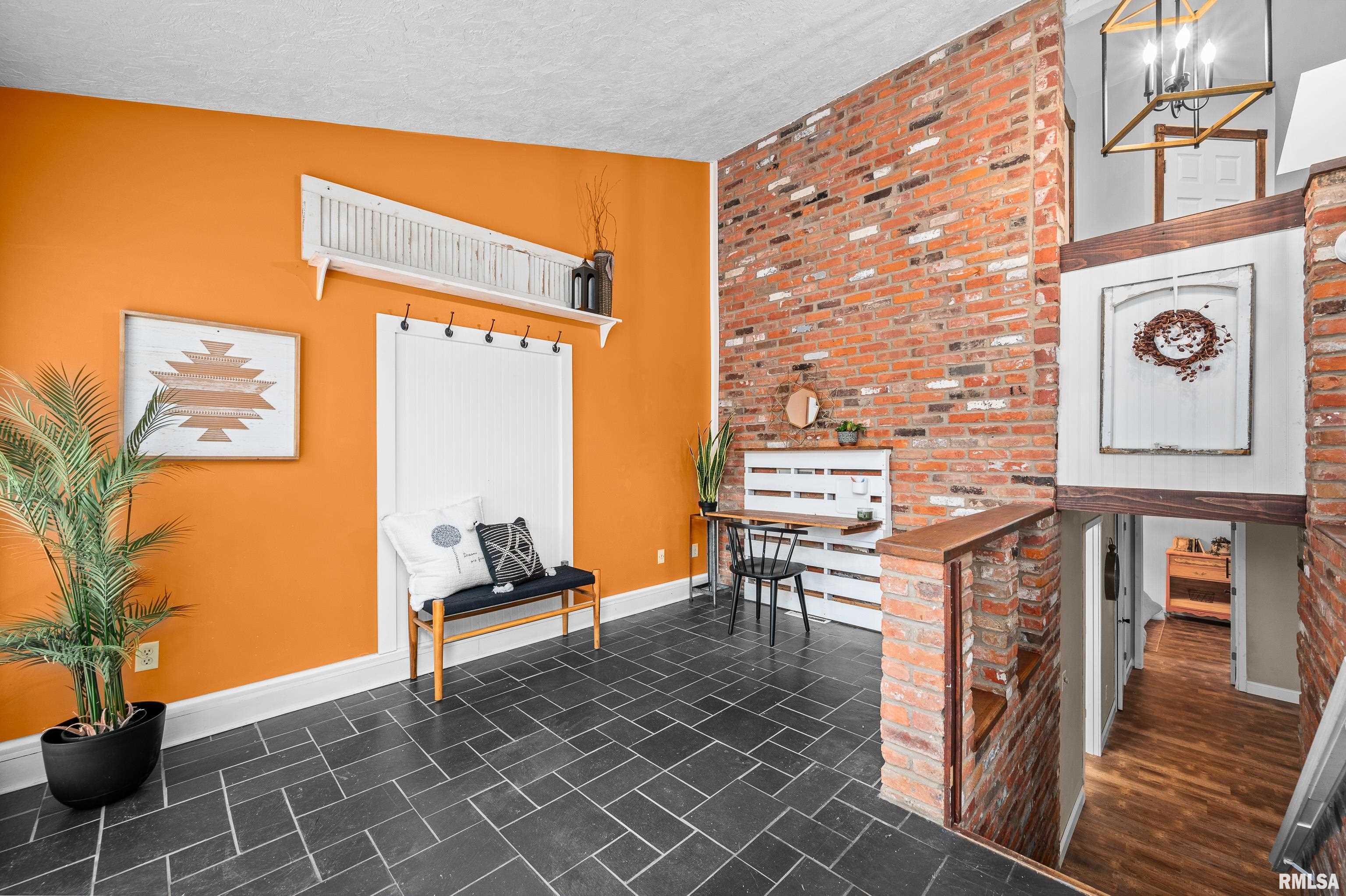 4723 28th Avenue Moline, IL 61265 - Photo 6 of 42