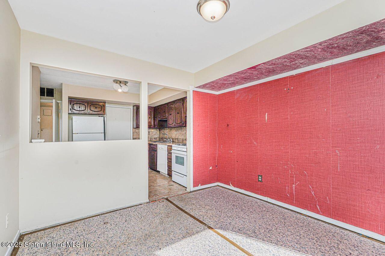 15 Parkview Loop Staten Island, NY 10314 - Photo 11 of 25 a view of livingroom with kitchen