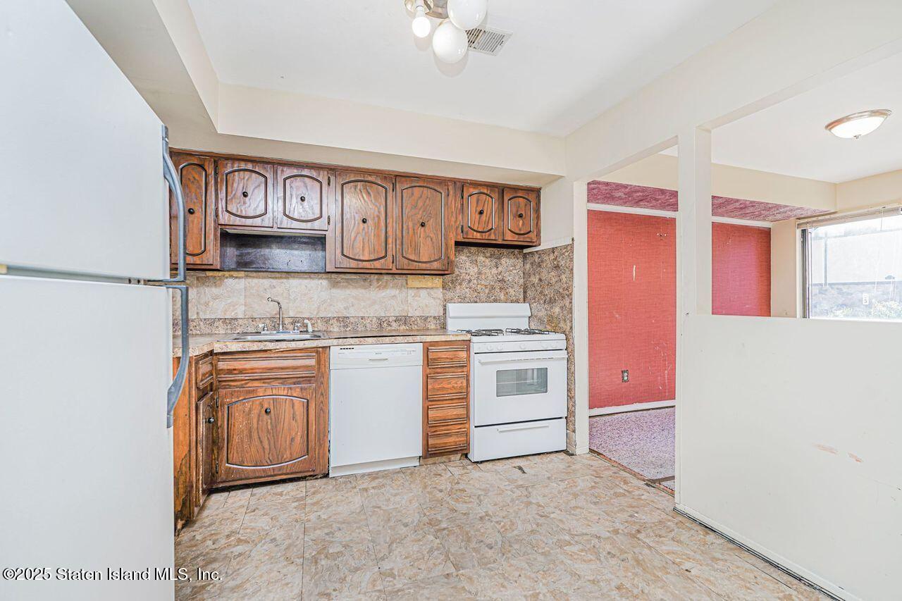 15 Parkview Loop Staten Island, NY 10314 - Photo 16 of 25 a kitchen with stainless steel appliances granite countertop a stove and a sink