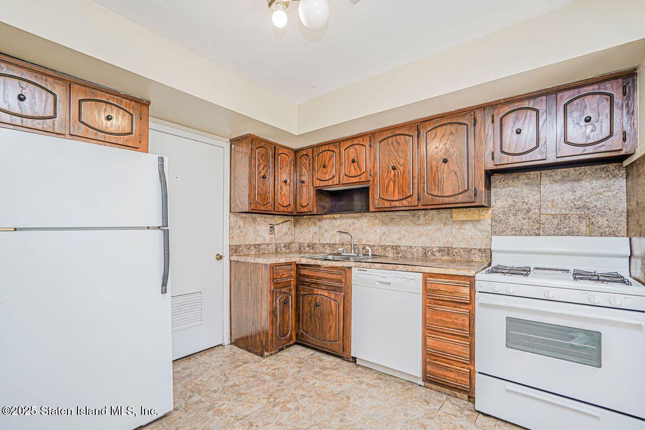 15 Parkview Loop Staten Island, NY 10314 - Photo 17 of 25 a kitchen with stainless steel appliances granite countertop a stove and a refrigerator
