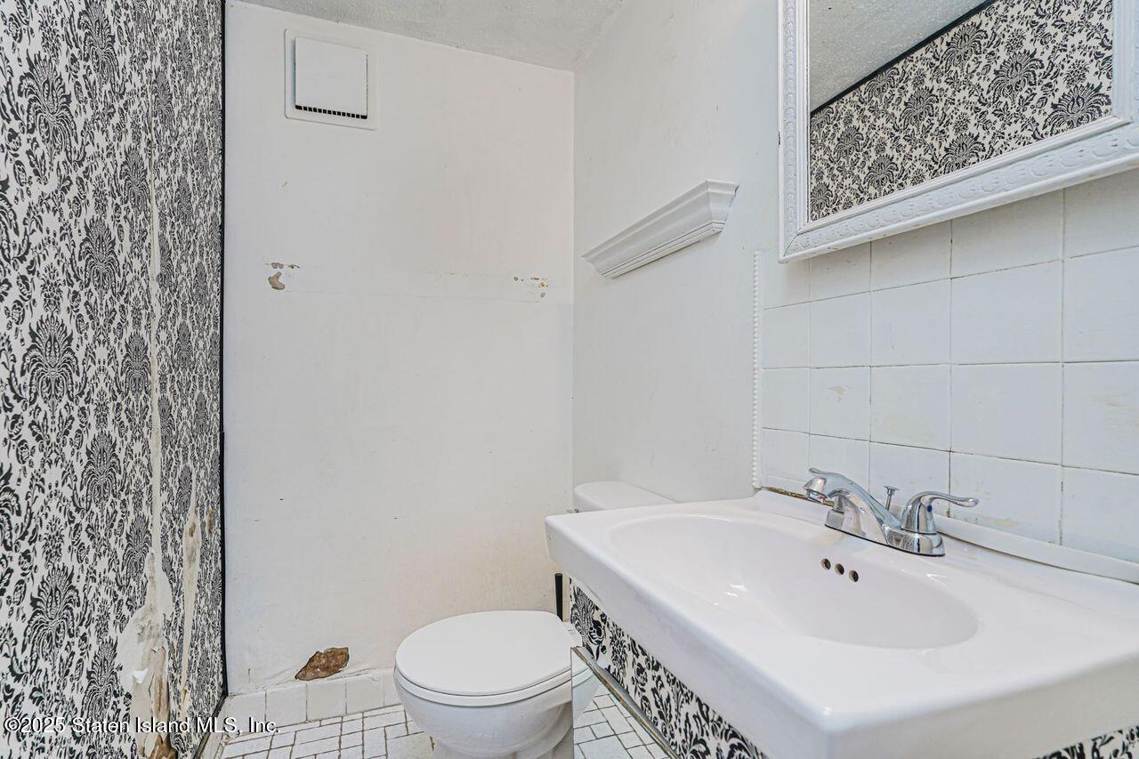 15 Parkview Loop Staten Island, NY 10314 - Photo 19 of 25 a bathroom with a sink a toilet and shower
