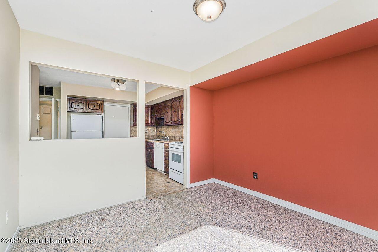 15 Parkview Loop Staten Island, NY 10314 - Photo 3 of 25 a view of livingroom with kitchen