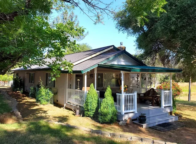 a view of a house with backyard and garden