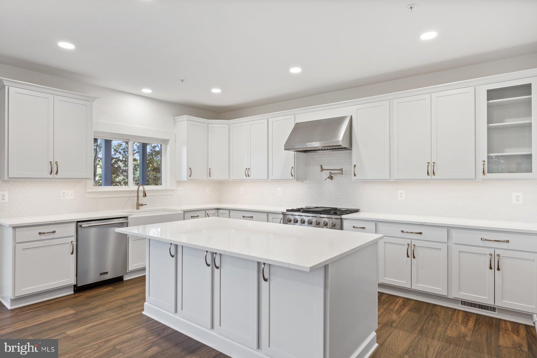6720 Oakridge Road New Market, MD 21774 - Photo 9 of 41 Quartz counters and stainless steel appliances