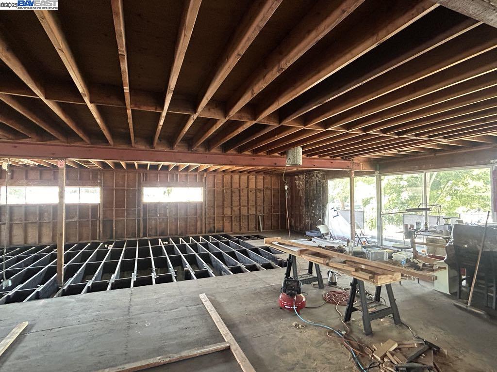 3101 Sacramento Street Berkeley, CA 94703 - Photo 19 of 21 a room with lots of tables and chairs