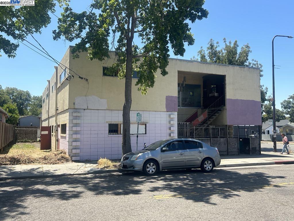 3101 Sacramento Street Berkeley, CA 94703 - Photo 2 of 21 a car parked in front of a house