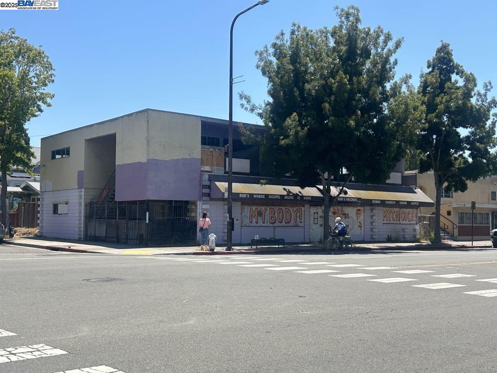 3101 Sacramento Street Berkeley, CA 94703 - Photo 5 of 21 a view of a house with a yard
