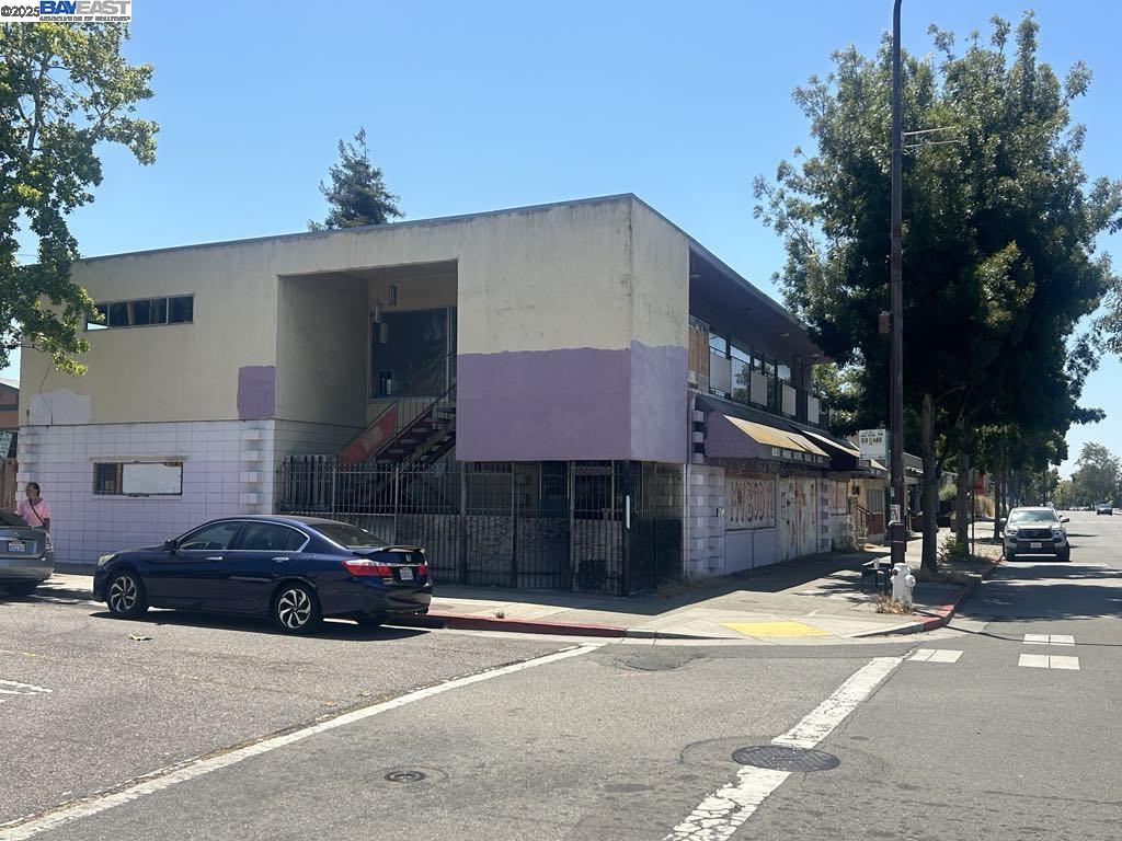 3101 Sacramento Street Berkeley, CA 94703 - Photo 6 of 21 a car parked in front of a house