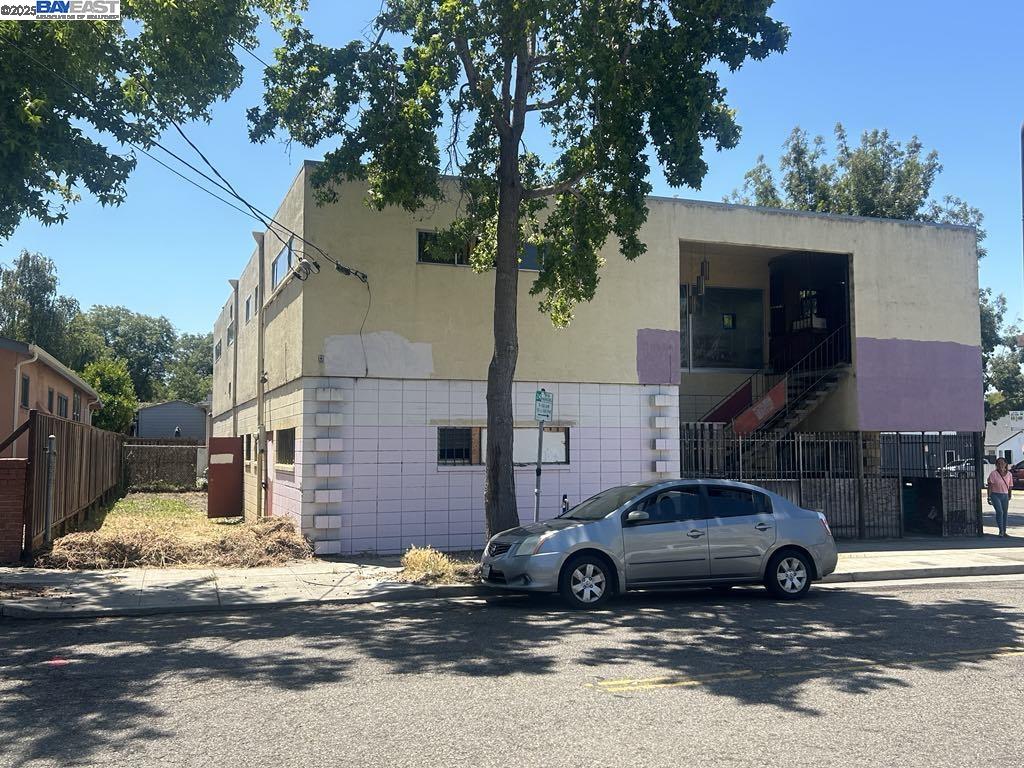 3101 Sacramento Street Berkeley, CA 94703 - Photo 7 of 21 a car parked in front of a house