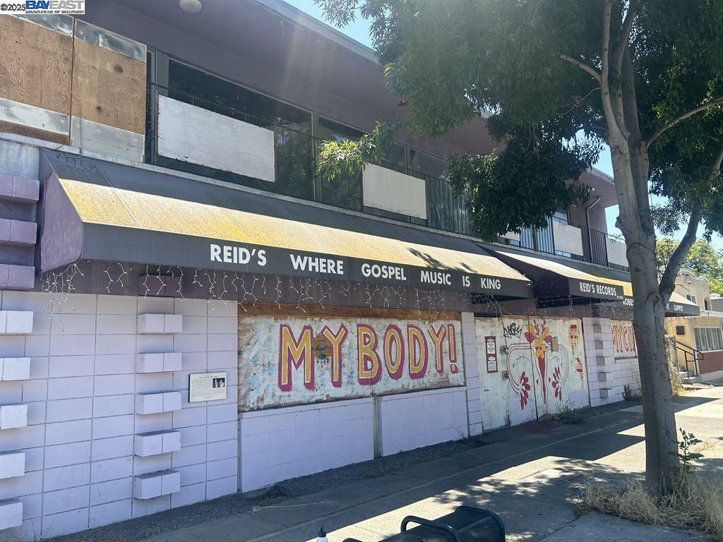 3101 Sacramento Street Berkeley, CA 94703 - Photo 8 of 21 a view of a street with sitting area