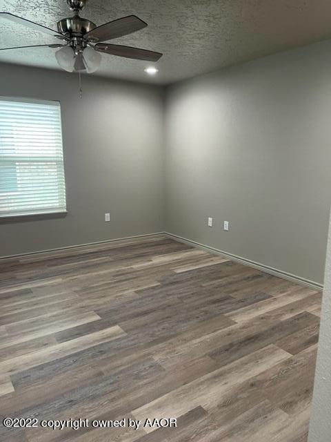 102 8th Street Farwell, TX 79325 - Photo 8 of 21 en empty room with windows