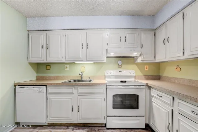 $238,900 | 18 Northrup Drive, Unit 201, Brick, NJ 08724