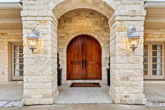 a view of entryway with a white door