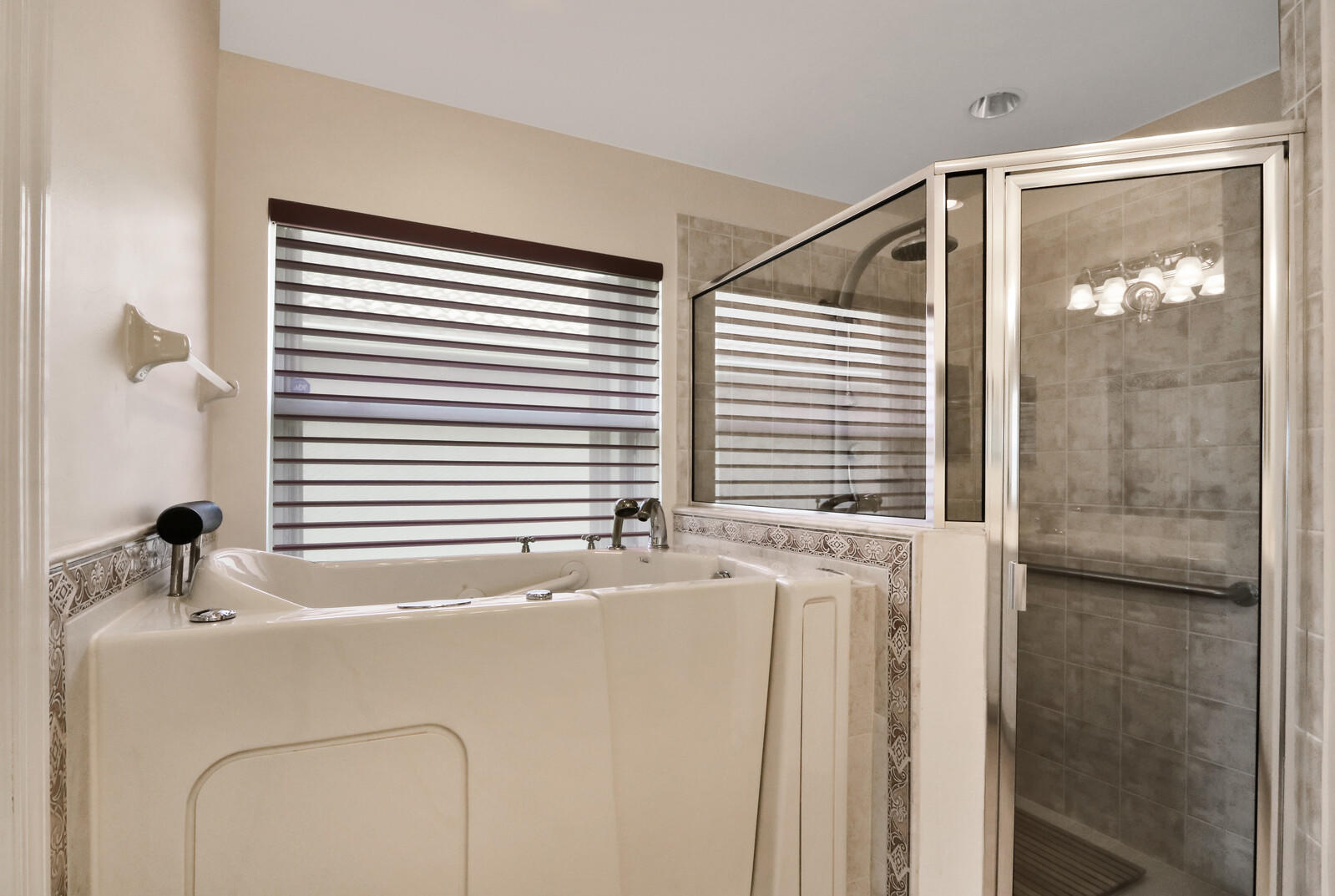 12166 Roma Road Boynton Beach, FL 33437 - Photo 17 of 42 Master Bath Tub