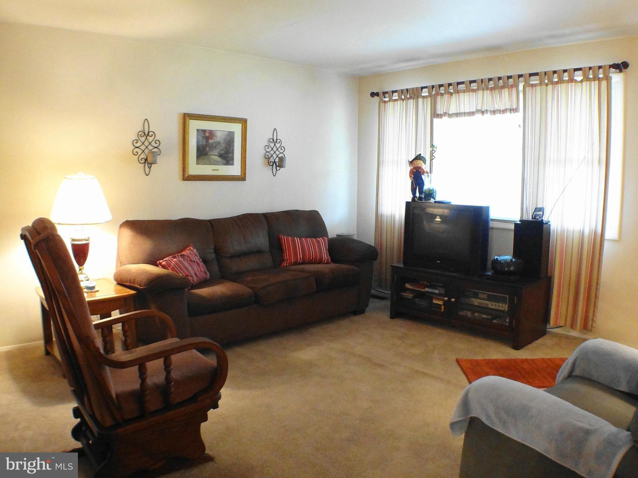 329 Brock Bridge Road Laurel, MD 20724 - Photo 2 of 17 Living Room