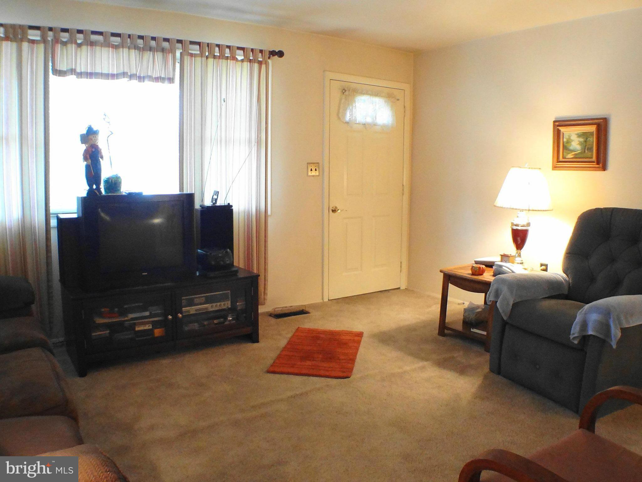 329 Brock Bridge Road Laurel, MD 20724 - Photo 4 of 17 Living Room