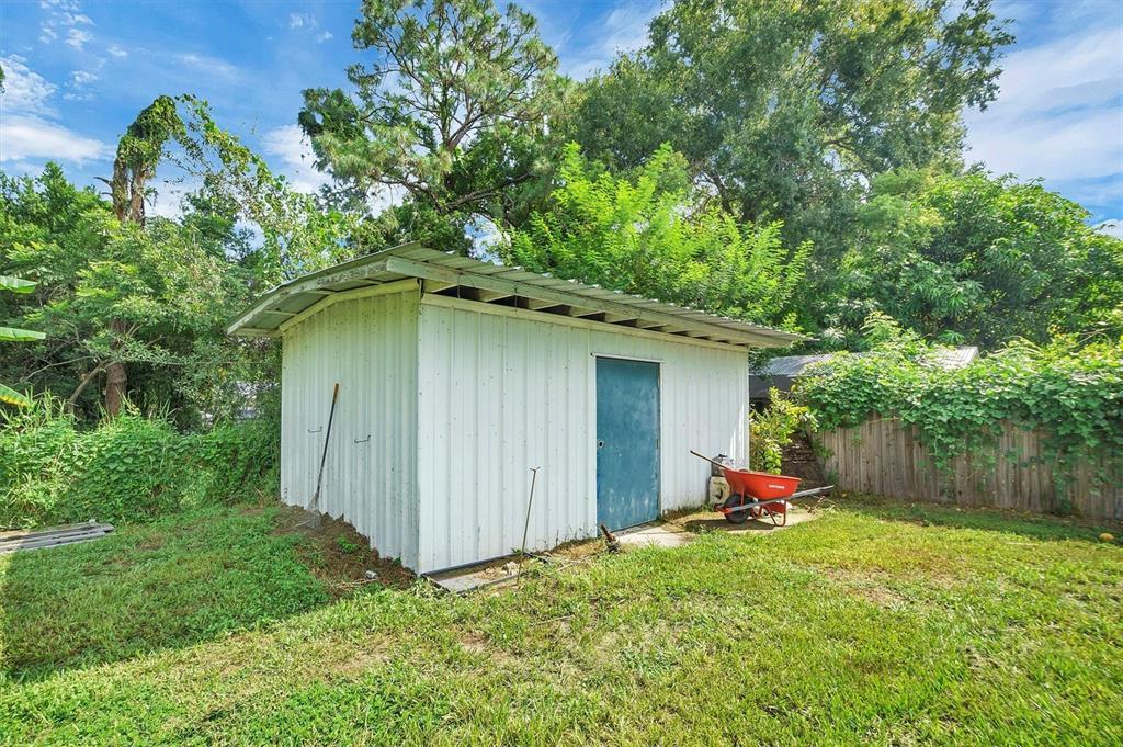 517 Marianna Road Auburndale, FL 33823 - Photo 32 of 37 a backyard of a house with seating space