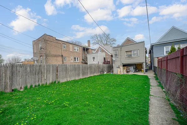 $125,000 | 852 North Harding Avenue, Chicago, IL 60651