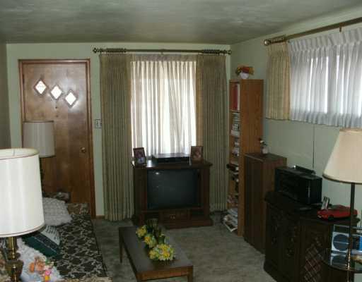 226 Prestley Road Bridgeville, PA 15017 - Photo 6 of 7 Living Room.
