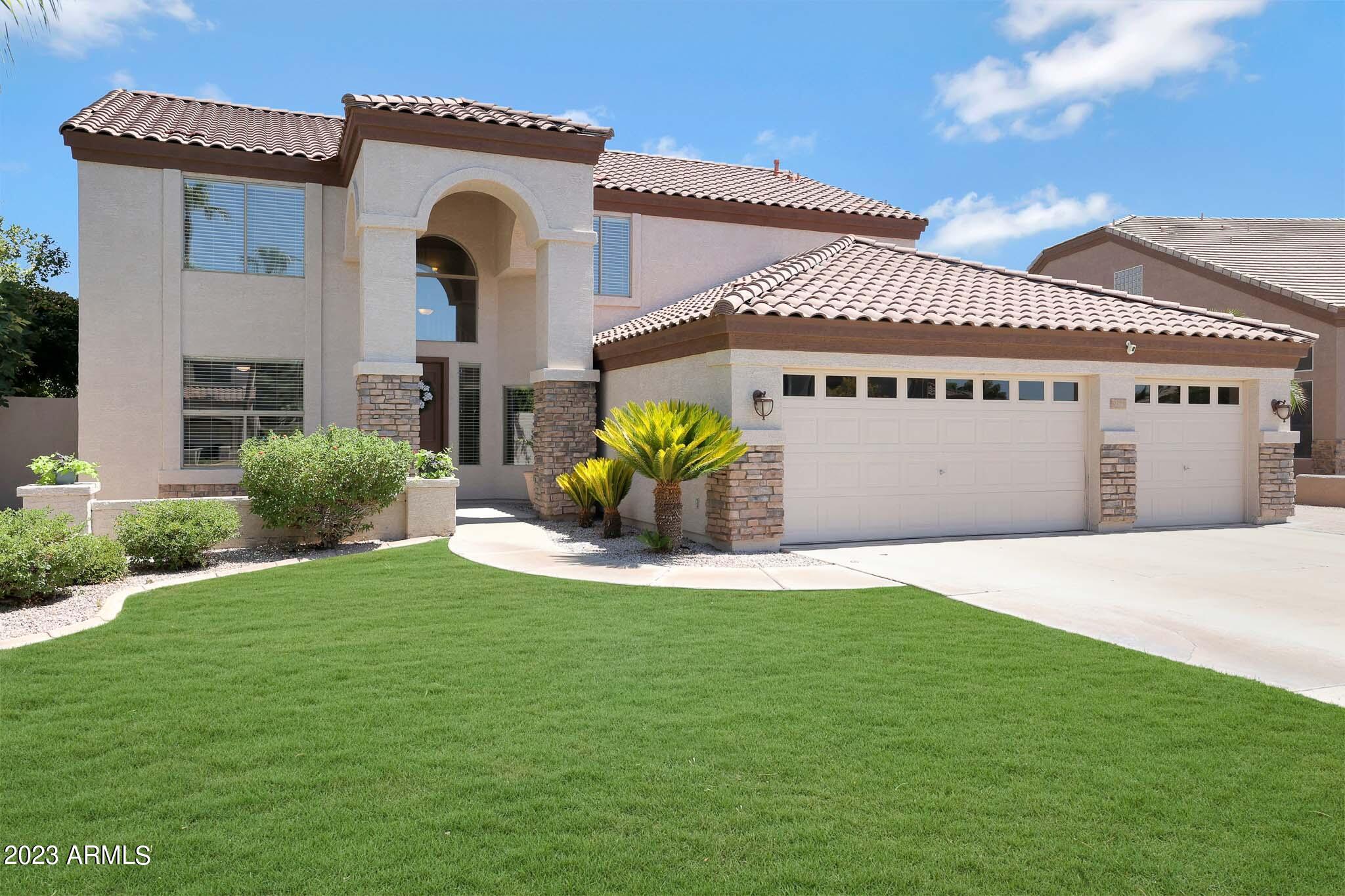 985 South Roles Drive Gilbert, AZ 85296 - Photo 1 of 51 Grass (3)