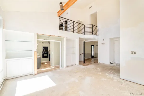 a view of a big room with closet