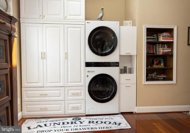 a view of a bedroom with washer and dryer